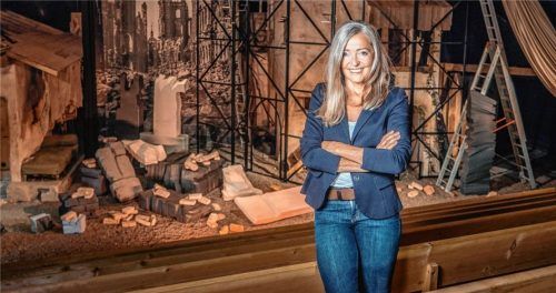 Endlich wieder Theater: Elfriede Ringsgwandl vor einem Teil der neuen Kulissen für das Stück „Lukas Straßenkind“. Foto  Ringsgwandl