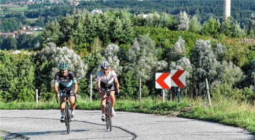 Es geht aufwärts: Bora-hansgrohe-Teammanager Ralph Denk und OVB-Redakteur Michael Weiser auf Dienstreise. Fotos Ziegler