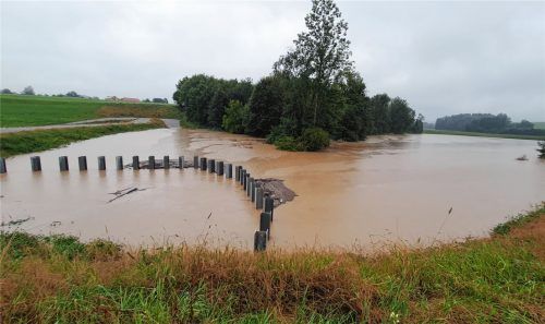 Etwas Luft nach oben war am neuen Regenrückhaltebecken, um das es viele Diskussionen gegeben hatte, am Dienstag noch. Das Becken hat sich nach Ansicht des Gemeinderates bewährt und größere Schäden verhindert. Foto Kirchner