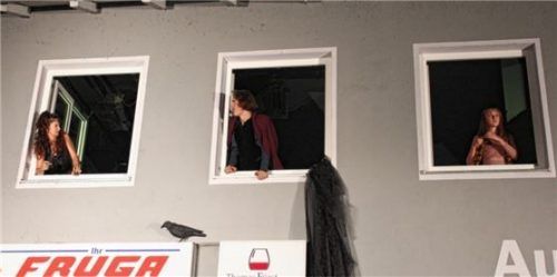 Fenstertheater: Frau Gothel (Suzy Hirl), Maxim Kruse (Prinz) und Pia Niederecker (Rapunzel, von links) spielen ein besonderes Open-Air-Stück. Foto Schroeder
