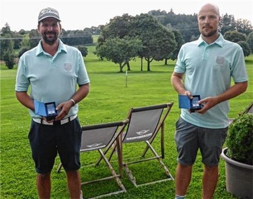Florian Pusch und Michael Stanko (von links) gelang eine Traumrunde.Foto re