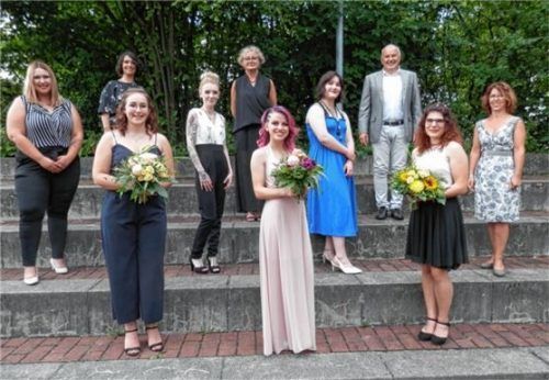 Freude über die bestandene Gesellenprüfung: (vordere Reihe von links) Anna Lena Hartl, Cindy Damaschek, Christine Eberl, (mittlere Reihe von links) Lisa Marie Hertling, Paulina Michl, Michaela Stöckl, Prüfungsvorsitzende Kathrin Kaufmann (hintere Reihe von links) Abteilungsleiterin Eva Eckl, Obermeisterin Helga Wimmer und Schulleiter Carlo Dirschedl. Foto Maier