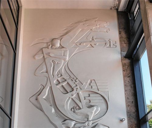 Für den Neubau des Bahnhofs Rosenheim gestaltete der Münchner Grafiker und Fotograf Claus Hansmann 1957 die beiden Putzschnittreliefs „Dampfkraft“ und „Elektrizität“ als Ausdruck des kraftvollen Antriebs von Lokomotiven.Foto Frick