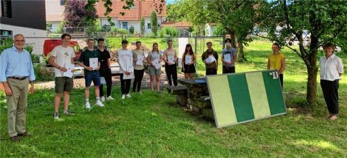 Für eine umweltbewusstere Schule: Die teilnehmenden Schüler am Projekt „egal war gestern“ erhalten für ihr Engagement ihre Zertifikate. Foto re