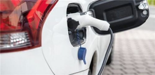 Für Fans der heimischen Steckdose ist eine Eigenschadenversicherung sinnvoll. Sie greift, wenn ein brennender Akku auf die häusliche Ladestelle oder gar die Garage oder das eigene Haus übergreift. Foto Auto-Medienportal.Net/HUK-Coburg