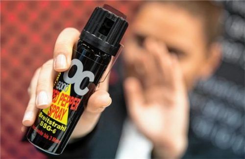 Für mehrere Gewalttaten – unter anderem hatte er einem Kontrahenten Pfefferspray direkt ins Gesicht gesprüht – musste sich jetzt ein Grassauer (35) verantworten. Foto dpa