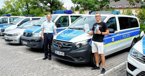 Für seine Zivilcourage hat der Leiter der Rosenheimer Bundespolizei, Reinhard Tomm, einem jungen Mann aus Kiefersfelden gedankt und ihm seine Anerkennung ausgesprochen. Foto Bundespolizei