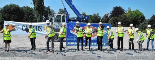 Gemeinsam beim symbolischen Spatenstich: (von links) Laura Heidelauf von ACMS Architekten, Johannes Daxlberger von der Firma Grossmann, Investor Peter-Matthias Astner, Wolfgang Bogner von der Eckpfeiler-Immobilien-Gruppe, Oberbürgermeister Andreas März, Zweiter Bürgermeister Daniel Artmann, Landtagsabgeordneter Klaus Stöttner, Matthias Meise von der Eckpfeiler-Immobilien-Gruppe, Landrat Otto Lederer, Johann Wagenstaller von Guggenbichler + Wagenstaller, Professor Dr. Heinz Köster, Präsident der Technischen Hochschule Rosenheim, und Professor Christian Schlüter-Vorwerg von ACMS Architekten. Foto Schlecker