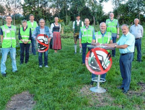 Gemeinsam die 19-seitige Stellungnahme der BI unterschrieben hat der Vorstand der Bürgerinitiative Nordzulauf Kolbermoor mit Vorsitzendem Ralf Exler (am Tisch links) sowie Schirmherr Peter Kloo (rechts). Foto re