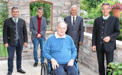 Glücklich mit der Sanierung: (von links) Flintsbachs Bürgermeister Stefan Lederwascher, Marcus Edtbauer von der Umwelt-, Kultur- und Sozialstiftung des Landkreises, der ehemalige Landrat Wolfgang Berthaler, Karl Seidl von der Umwelt-, Kultur- und Sozialstiftung sowie Landrat Otto Lederer. Fotos re
