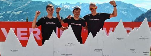 Glückliche Fahrer vom Team Corratec & friends im Ziel hinter dem Streckenprofil und vor der imposanten Bergkulisse.