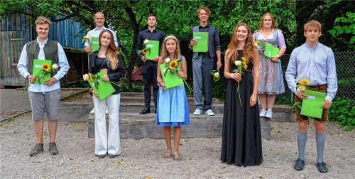 Große Freude über die bestandene mittlere Reife: (von links) Laurence Pirchner, Michael Tretter, Anna Hübener, Mika Bohner, Fabiola Bast, Jona Pilgram, Lara Spenger, Merle Bühler und Franz Neumeier. Foto re