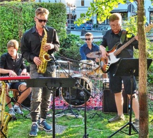 Haben ihren Auftritt am Samstag: Die Band „Funky Reflection“ spielt auf der Bühne am Grünen Markt. Foto Weidinger