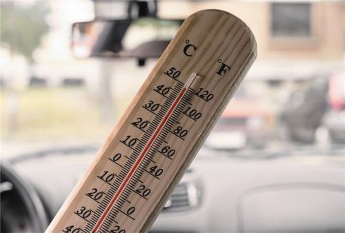 Im Sommer kann es in geparkten Autos schnell extrem warm werden. Foto Marccophoto/iStock