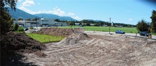 In der Kurve musste die Erde abgetragen werden, damit später der erforderliche Unterbau für den neuen Geh- und Radweg erfolgen kann.