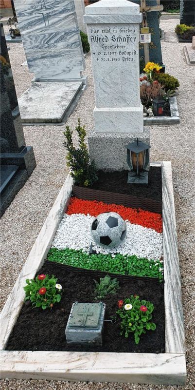 In Ehren gehalten: Die letzte Ruhestätte von Alfred „Spezi“ Schaffer im Friedhof in Prien.