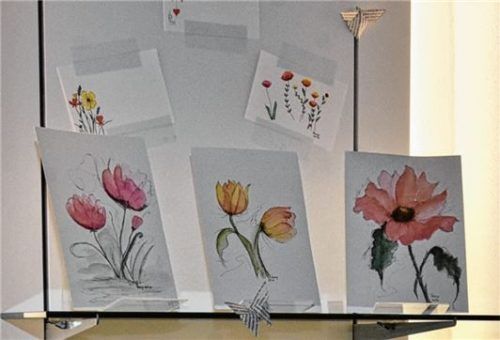 In einer Vitrine der Stadtbibliothek sind die Postkarten der Seniorin zu sehen. Fotos Richter/Schlecker/Stadtbibliothek