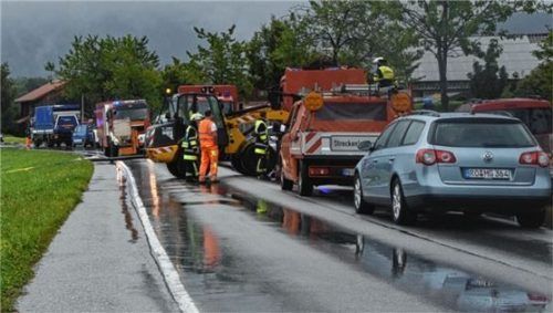 In Kirchdorf musste die Straße in Richtung Neubeuern wegen der Einsätze der Rettungskräfte gesperrt werden. Foto Ruprecht