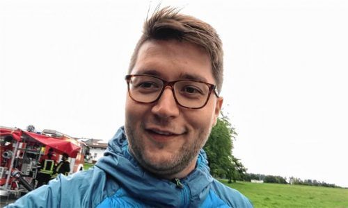 Johannes Thusbaß (CSU/Parteifreie) am Dienstag im Hochwassereinsatz. Ein schnelles Selfie mit der Feuerwehr musste sein. Foto privat