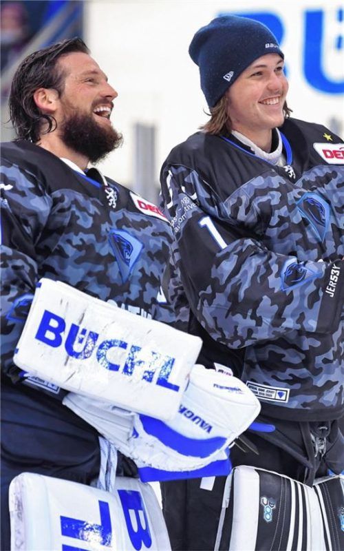 Jonas Stettmer stand unter anderem mit Nationalgoalie Timo Pielmeier (links) im Team: „Da achtet man auf alles, was er macht.“Foto Traub
