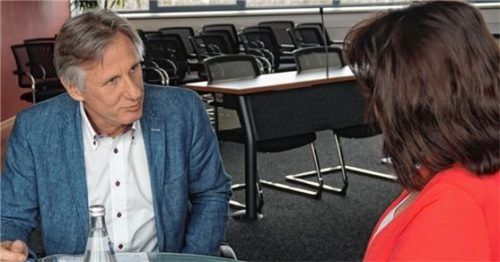 Josef Grandl, Aktivsenior und Stellvertreter des Regionalleiters, in einem Beratungsgespräch. Foto  Landratsamt