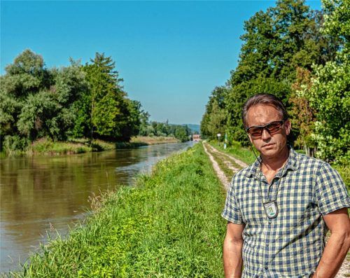 Jürgen Halder ist in seinem Ehrenamt als Fischereiaufseher nicht nur tagsüber und bei Sonnenschein an Kolbermoors Gewässern anzutreffen. Sondern auch ganz früh am Morgen, spät am Abend und auch bei schlechtem Wetter. Foto Thomae
