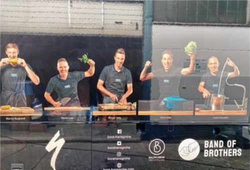 Junges Gemüse und alte Hasen: die Bora-hansgrohe-Fahrer als Hobbyköche auf dem Küchen-Truck.