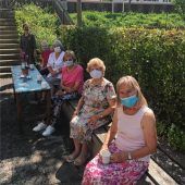 Kaffee-Ladys  halten Abstand