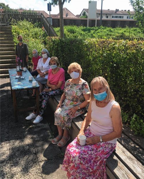 Kaffee trinken und ratschen im Garten des Bürgerhauses: (von vorne) Elke Grigorian, Ingrid Plieninger, Ursel Deloch, Marianne Schoffel, Ingeborg Surholt und Stephanie Weber. Foto weinzierl