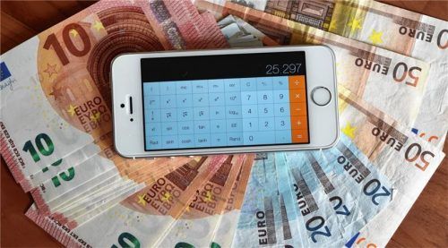 Kann sich der Kunde den Kredit leisten? Das Amtsgericht Rosenheim hat jetzt zwei Sparkassen-Mitarbeiter wegen Untreue verurteilt, weil sie dieser Frage bei einigen Kreditgeschäften nicht genau genug nachgegangen sind. Foto dpa