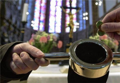 Kirchensteuer oder Klingelbeutel: Um die Finanzierung der beiden großen christlichen Konfessionen gibt es immer wieder Diskussionen. Foto dpa