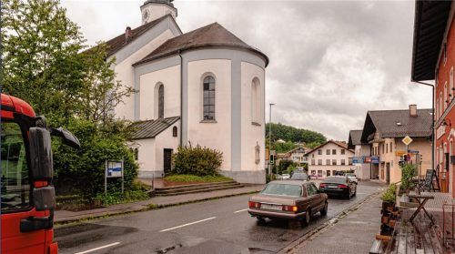 Kirchplatz und Bahnhofstraße sind Bad Endorfs Kern. In diesem Bereich muss der Verkehrsfluss neu gestaltet werden, um das Ziel zu erreichen, aus einer Verkehrsschneise einen „Boulevard der Möglichkeiten“ zu machen.Foto  thomae