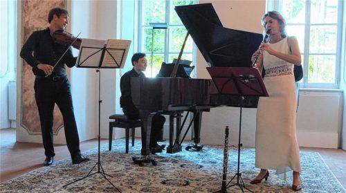 Klassikstars vor ganz kleinem Publikum: Nils Mönkemeyer, William Youn und Sabine Meyer (von links) musizierten vor 50 Zuhörern. Mehr lassen die aktuellen Corona-Auflagen im Freistaat nicht zu. Foto Frei