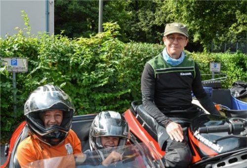 Können den Start kaum erwarten: Schweizer Thomas Golser und seine Beifahrer Fabienne und David.