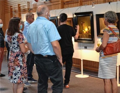 Kurator und Ausstellungsleiter Jürgen Jung (vorne rechts, von hinten) zeigte den Gästen bei einem Rundgang einzelne Gemälde.Foto  Lotter