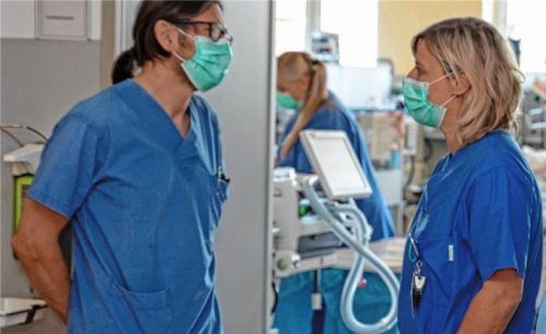 Kurzer Austausch, bevor der nächste Patient in den Mittelpunkt rückt: Jana Englert (rechts) im Gespräch mit einem Kollegen.