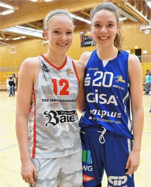 Laura (links) und Elisa Hebecker tragen nächste Saison das gleiche Trikot und spielen für Wasserburg. Foto  Hörndl