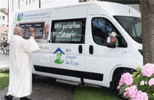 lbert Buchetmann, Vorsitzender des Katharinenheims Endorf und Seelsorger, segnet die beiden neuen Fahrzeuge.