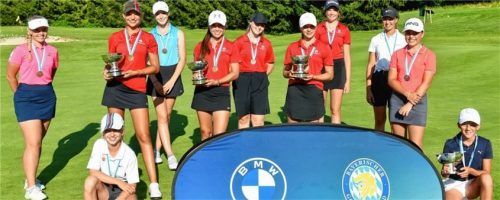 Lena Geier, Marie-Agnes Fischer, Antonia Alefeld und Sophia Ratberger (mit Pokal von rechts) siegten bei den bayerischen Meisterschaften in ihren Altersklassen.Foto föhlinger