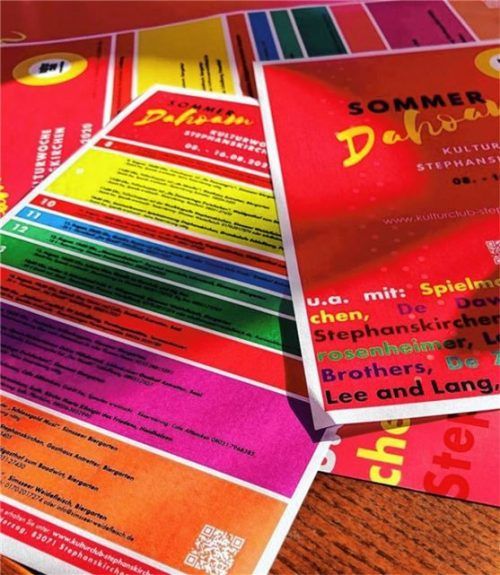 Leuchtend bunt sind die Programmhefte für den „Sommer dahoam“.Foto re