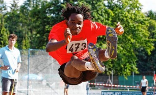 Bei den Wasserburger Leichtathleten dürfen die Kadersportler wie Malcom Dannhauer trainieren, alle anderen Sportler haben Pause oder machen Online-Training.Foto Stuffer