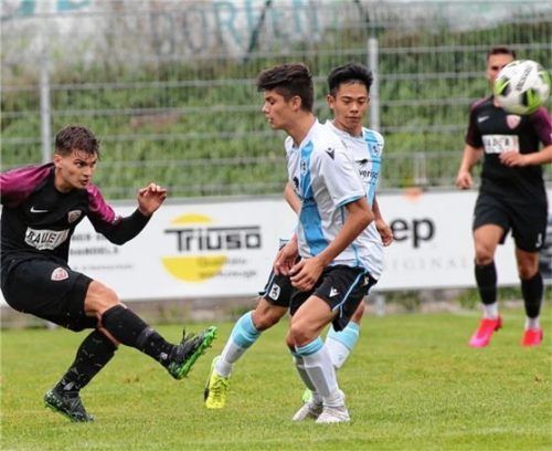 Marin Culjak (links) war zweifacher Torschütze für den TSV Buchbach gegen die kleinen Löwen.Foto Buchholz