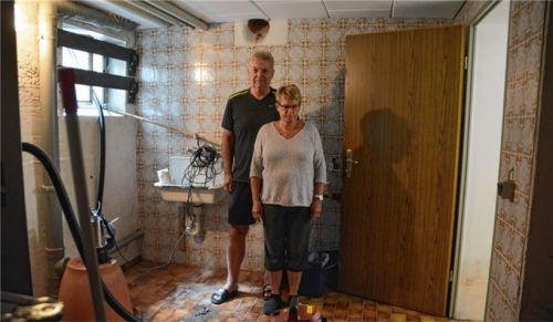 Martin und Dorothee Berchtold stehen in ihrem Keller. Durch den Kellerschacht floss das Wasser in Strömen hinein. Fotos Forster