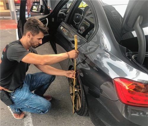 Maßarbeit: Polizeihauptmeister Andy Pyka kontrolliert den Abstand zwischen Rahmen und Fahrbahn.