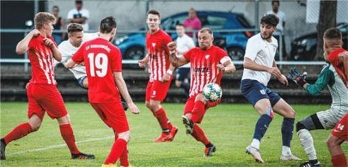 Michael Barthuber (Zweiter von links) drückte den Ball zum 2:0 für Wasserburg über die Linie.Foto cater