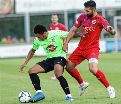 Mike Opara, der die größte Traunsteiner Chance hatte, ist hier vor Linor Shabani, der für 1860 Rosenheim per Elfmeter traf, am Ball.Foto Weitz