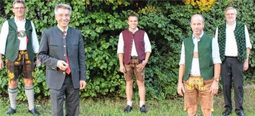 Mit der Bestnote „Eins“ konnte Simon Beyer (Mitte) von der Möbelwerkstatt Hanslmaier aus Pfaffing seine Ausbildung zum Schreiner beenden. Zu den Gratulanten gehörten der Obermeister der Schreinerinnung Peter Moser (links), Landrat Otto Lederer, Ausbilder Johann Hanslmaier und Prüfungsausschuss-Vorsitzender Sebastian Fischer.Foto  Steffenhagen