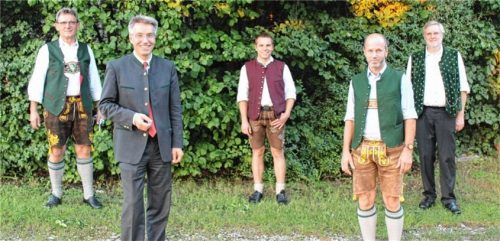 Mit der Bestnote konnte Simon Beyer (Mitte) seine Ausbildung beenden. Zu den Gratulanten gehörten (von links) der Obermeister der Schreinerinnung Peter Moser, Landrat Otto Lederer, Ausbilder Johann Hanslmaier und Prüfungssschussvorsitzender Sebastian Fischer. Foto Steffenhagen