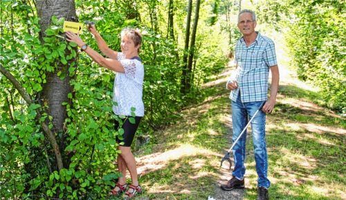 Mit ehrenamtlichem Engagement sind in Oberaudorf erstmals acht Wegepaten unterwegs, um die Wanderwege zu optimieren, wie hier Carmen Loest und Josef Senfter. Foto Schmidt