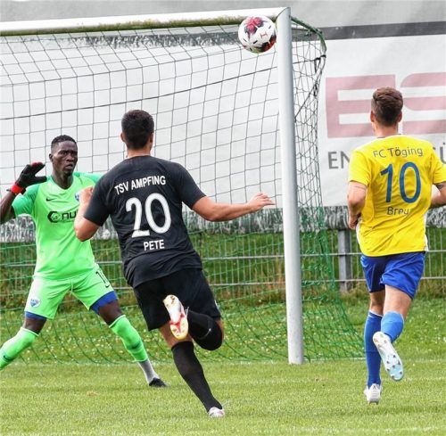 Mit einem feinen Lupfer in den Winkel markierte Thommy Breu den Siegtreffer für Töging.